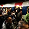 Des passagers tentent de prendre le RER à la gare du Nord, à Paris, le 9 décembre 2019. (JEROME GILLES / AFP)