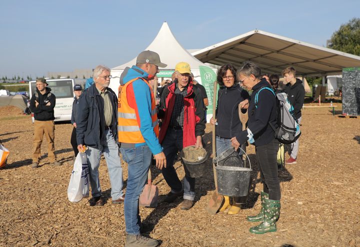 Thomas Pütz échange avec des bénévoles aidant les sinistrés dans la vallée de l'Ahr, le 25 août 2021 à Grafschaft (Allemagne).&nbsp; (VALENTINE PASQUESOONE / FRANCEINFO)