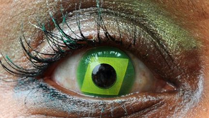 L'oeil d'une supportrice du Br&eacute;sil avant le d&eacute;but de la finale de la Coupe des Conf&eacute;d&eacute;rations opposant son &eacute;quipe &agrave; l'Espagne &agrave; Rio de Janeiro, le 30 juin 2013. (TASSO MARCELO / AFP)