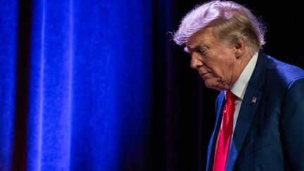 Donald Trump arrive pour prendre la parole lors du dîner Lincoln 2023 organisé par le Parti républicain de l'Iowa au Iowa Events Center à Des Moines, dans l'Iowa, le 28 juillet 2023. (SERGIO FLORES / AFP)