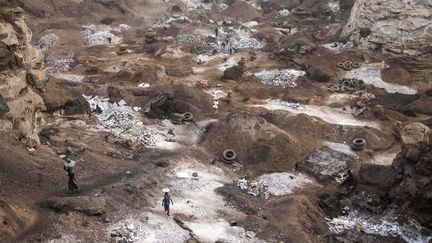 Depuis quarante ans, ils creusent, cassent, concassent, transportent des morceaux de roche issus des parois abruptes, qui serviront à construire bâtiments, maisons et routes. &nbsp; (JOHN WESSELS / AFP)