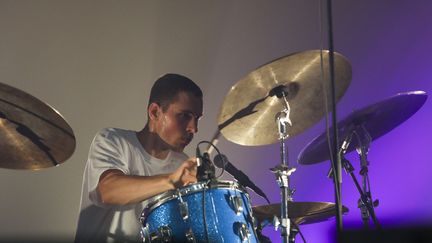 BadBadNotGood est sans doute un groupe très démocratique. Mais une figure de leader s'en dégage néanmoins : celle du batteur Alexander Sowinski. Nerveux, d'une précision diabolique dans les dynamiques mais jamais mécanique. C'est lui qui s'adresse régulièrement au public, lui qui fait des pauses dans l'ombre pour faire des étirements et des pompes (!), lui qui danse en battant des bras, en short et baskets, et invite le public à faire de même. Lui enfin qui semble mener la danse et faire office de chef d'orchestre.
 (Gilles Scarella / FTV)