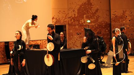 Les percussionnistes et la flûtiste de l'orchestre Le Balcon pendant les répétitions de "Samstag aus Licht" de Karlheinz Stockhausen à la Philharmonie de Paris.&nbsp; (Le Balcon)