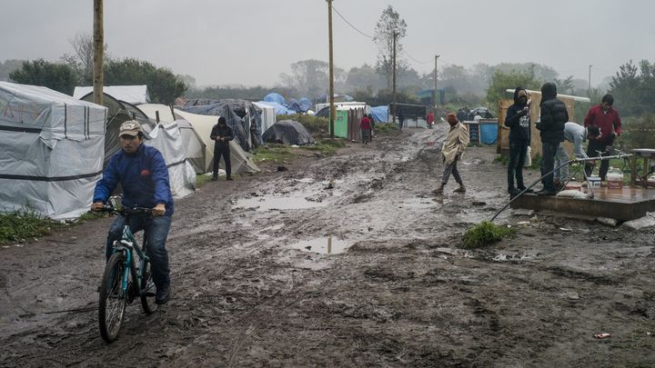 Des migrants dans la "jungle" de Calais, le 16 octobre 2015. (YOAN VALAT / EPA)