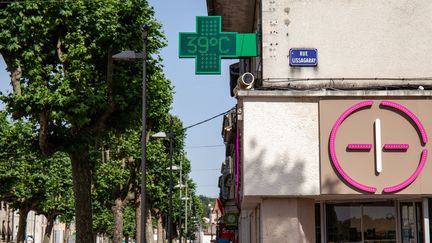 Un thermomètre indique 39°C, à Auch (Gers), vendredi 17 jun 2022.&nbsp; (JEAN-MARC BARRERE / HANS LUCAS / AFP)