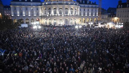 Partout ailleurs en France ont eu lieu des rassemblements de soutien apr&egrave;s la tuerie &agrave; Charlie Hebdo, comme le montre cette foule &agrave; Rennes. (DAMIEN MEYER / AFP)