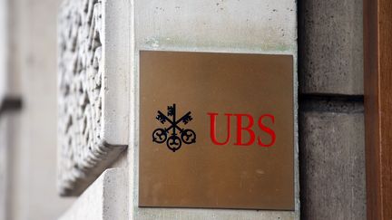 L'entrée d'une banque UBS à Paris, le 27 novembre 2013. (KENZO TRIBOUILLARD / AFP)