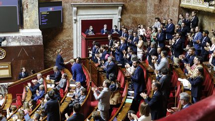 La députée LFI&nbsp;Mathilde Panot est applaudie après son intervention lors du débat sur la motion de censure contre le gouvernement, à l'Assemblée nationale, le 11 juillet 2022, à Paris. (DANIEL PIER / NURPHOTO / AFP)