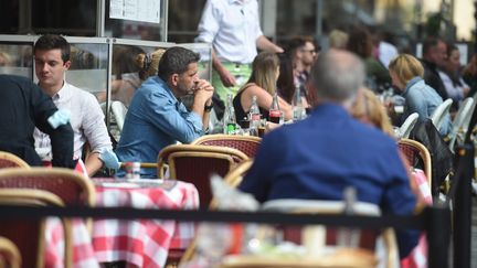 A l'heure du déjeuner sur une terrasse lilloise (Nord), en septembre 2021. (MAXPPP)