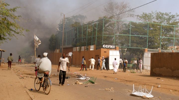 Le Centre culturel franco-nig&eacute;rien incendi&eacute; lors de manifestations hostiles &agrave; "Charlie Hebdo", &agrave; Zinder, la deuxi&egrave;me ville du Niger, le 16 janvier 2015. (AFP)