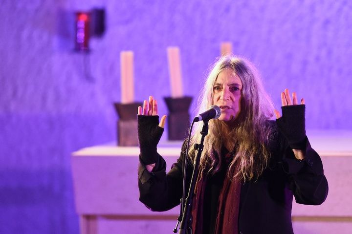 Avec seulement deux musiciens et une installation épurée, &nbsp;prêtresse de la musique punk des années 70 joue un répertoire classique, dans une ambiance intimiste. (SEBASTIEN BOZON / AFP)