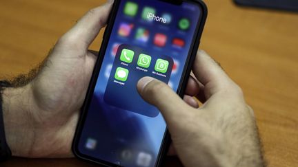 L'association Halte à l'obsolescence programmée (Hop) accusait Apple&nbsp;de ralentir volontairement ses anciens modèles de smartphones pour accélérer leur remplacement. (JOSEPH EID / AFP)