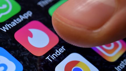 Désormais aux États-Unis,&nbsp;la politique occupe la 2e place dans les critères&nbsp;sur Tinder ou d’autres applications de rencontres.&nbsp; (SASCHA STEINBACH / EPA)