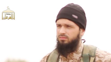 Une capture d'une vid&eacute;o du groupe Etat islamique, diffus&eacute;e le 16 novembre 2014, montre le visage de Maxime Hauchard, un Normand de 22 ans qui a rejoint les jihadistes en 2013. (AL-FURQAN MEDIA / AFP)