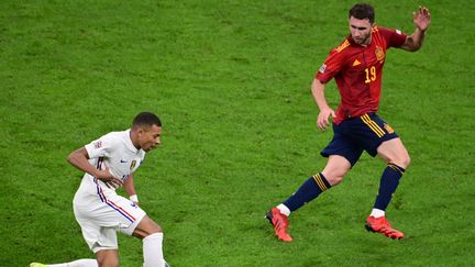 Kylian Mbappé face à Aymeric Laporte lors de la finale de la Ligue des nations à Milan le 10 octobre 2021. (MARCO BETORELLO / AFP)