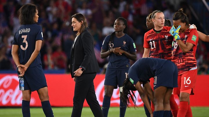 Corinne Diacre avec ses joueuses après l'élimination de l'équipe de France en quarts de finale de la Coupe du monde face aux États-Unis, le 28 juin 2019. (FRANCK FIFE / AFP)