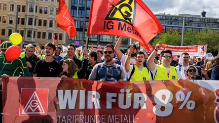 Une manifestation pour une hausse des salaires à l'appel du syndicat IG Metall, à Leipzig en Allemagne, en septembre 2022.&nbsp; (JENS SCHLUETER / AFP)