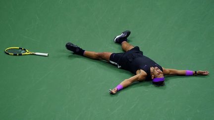 Au bout du suspense et de l'épuisement, Rafael Nadal réalise un énième exploit face à Daniil Medvedev (7-5, 6-3, 5-7, 4-6, 6-4 en 4h50 de jeu), le 8 septembre 2019, et remporte son 19e titre en Grand Chelem, son quatrième US Open. (TIMOTHY A. CLARY / AFP)