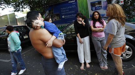 Des habitants de Mexico (Mexique) dans la rue apr&egrave;s avoir quitt&eacute; leur habitation &agrave; la suite d'un s&eacute;isme, le 18 avril 2014. (CLAUDIA DAUT / REUTERS)