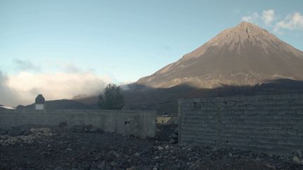 Au Cap-Vert, les habitants de l'île de Fogo vivent au milieu des cendres volcaniques (France 2)