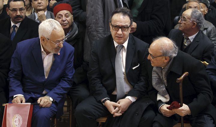 De gauche à droite: Rached Ghannouchi, leader du mouvement d'inspiration islamiste Ennahdha, le fils du président Essebsi,&nbsp;Hafhed Caid Essebsi, et un vétéran de la politique tunisienne, Ahmed Mestiri, à Tunis le 20 janvier 2016. (REUTERS - ZOUBEIR SOUISSI / X02856)