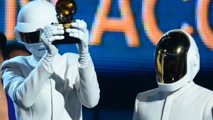 Le duo casqu&eacute; Daft Punk re&ccedil;oit le Grammy du meilleur enregistrement de l'ann&eacute;e pour son titre "Get Lucky", le 26 janvier 2014, &agrave; Los Angeles (Californie). (FREDERIC J. BROWN / AFP)