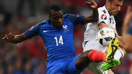 Blaise Matuidi au contact avec le milieu de terrain albanais Ledian Memushaj  (FRANCK FIFE / AFP)