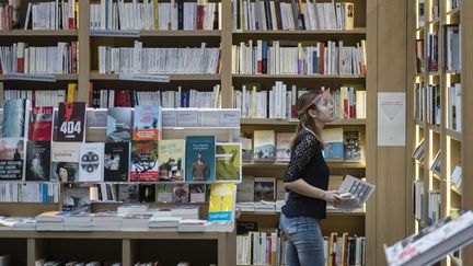 Une vendeuse dans une librairie de Mulhouse (Haut-Rhin) en mai 2020.&nbsp; (SEBASTIEN BOZON / AFP)