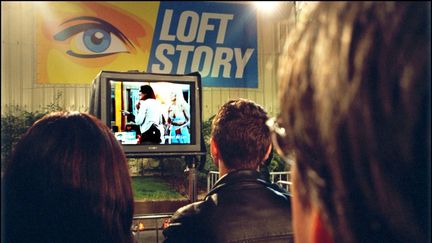 26 avril 2001. Premier jour en direct de la toute première émission de téléréalité "Loft Story" à Paris. (REMI BENALI / GAMMA-RAPHO VIA GETTY IMAGES)