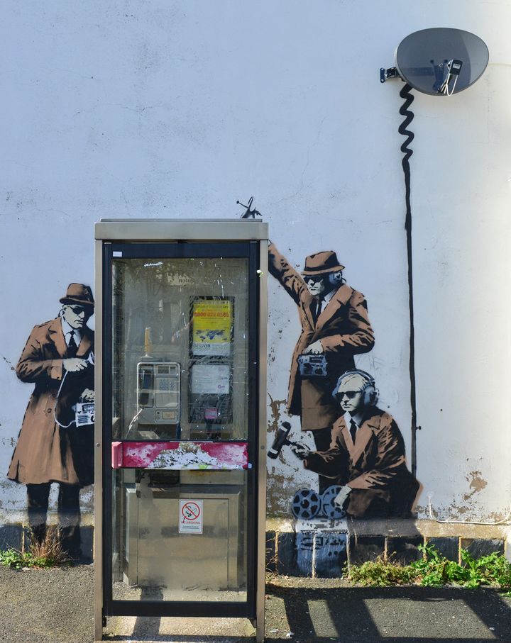 Les trois espions aux aguets de Banksy à Cheltenham.
 (Jules Annan/Photoshot/MAXPPP )