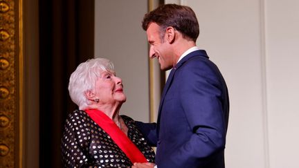 Emmanuel Macron a remis la Grand-croix de la Légion d'honneur à Line Renaud, le 2 septembre à l'Elysée. (LUDOVIC MARIN / POOL)