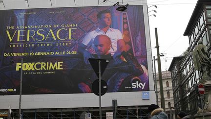 Une affiche de la série "The assassination of Gianni Versace" à Milan, le 8 janvier 2018.
 (Luca Bruno/AP/SIPA)