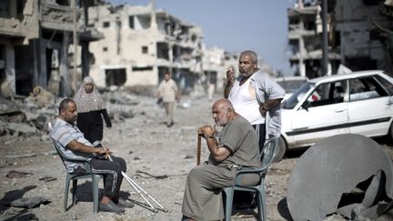 Des Palestiniens ont quitt&eacute; les camps de r&eacute;fugi&eacute;s pour retourner dans leur quartier, pendant la tr&egrave;ve du 1er ao&ucirc;t 2014, ici dans le quartier de Shejaiya. (MAHMUD HAMS / AFP)