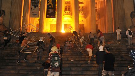 D'autres s'en sont pris au palais&nbsp;Tiradentes, Assembl&eacute;e l&eacute;gislative &agrave; Rio de Janeiro. (TASSO MARCELO / AFP)