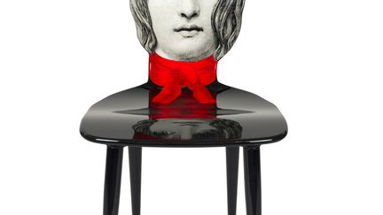 L'univers de Piero Fornasetti, mort en 1988, continue de vivre aujourd'hui grâce à l'activité de son fils, Barnaba, qui dirige l'entreprise familiale à Milan.
 (Fornasetti / Courtesy of Les Arts Décoratifs)