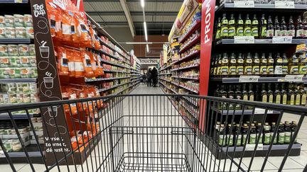 Un caddie vide dans un rayon de supermarché. (DENIS CHARLET / AFP)