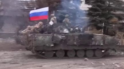 Près de deux ans après le début de la guerre en Ukraine, l’armée russe gagne du terrain. À l'image de sa victoire à Avdiivka dans l'est du pays, qui illustre les difficultés de l'armée ukrainienne, en manque de bras et de munitions. (France 2)