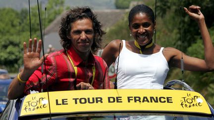 En 2005, Paul Belmondo (G) et Marie-Jos&eacute; P&eacute;rec suivent ensemble la 16e &eacute;tape du Tour en voiture pr&egrave;s de Pau (Pyr&eacute;n&eacute;es-Atlantiques). (BORDAS / SIPA)