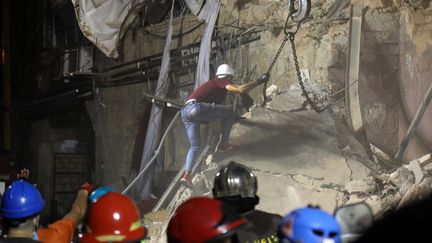 Des secouristes libanais et chiliens recherchent de possibles survivants dans les décombres d'un bâtiment de Beyrouth (Liban), le 4 septembre 2020.&nbsp; (IBRAHIM  AMRO / AFP)