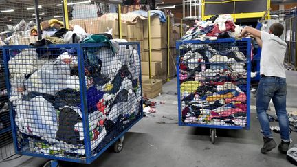 Une usine de&nbsp;recyclage de vêtements collectés par Le Relais&nbsp;dans la Loire, en octobre 2019. (R?MY PERRIN / MAXPPP)