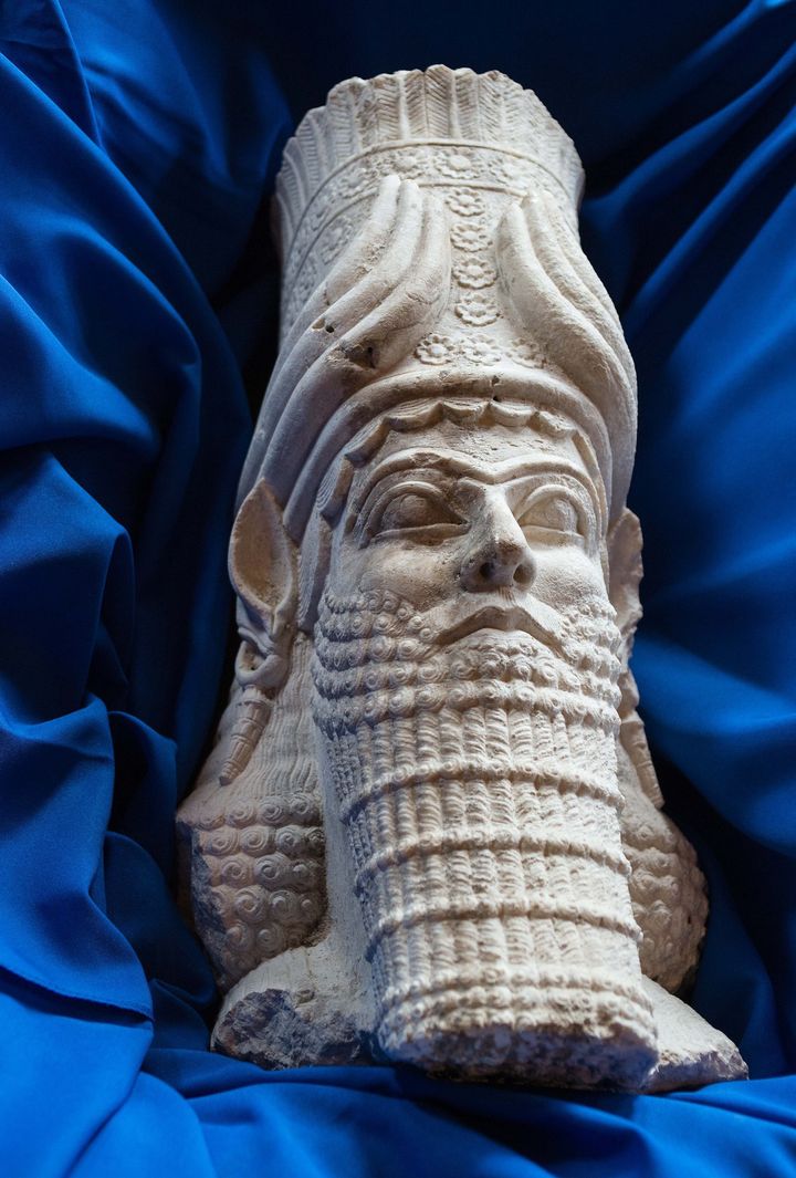 Sculpture de la tête de roi assyrien Sargon II.
 (NICHOLAS KAMM / AFP)