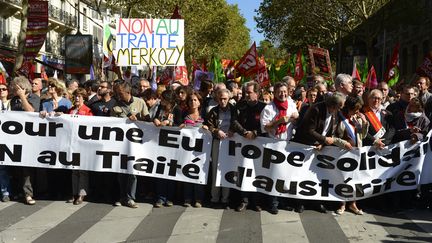 Manifestation contre le trait&eacute; budg&eacute;taire europ&eacute;en &agrave; Paris, le 30 septembre 2012. (CHAMUSSY / SIPA)