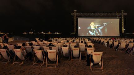 Une projection de cin&eacute;ma en plein air, pendant le 61e festival de Cannes, le 24 mai 2008. (VALERY HACHE / AFP)