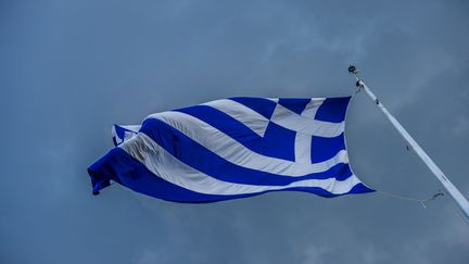 Un drapeau grec flotte à Athènes, le 1er juillet 2015. (LAURIE DIEFFEMBACQ / BELGA MAG / AFP)