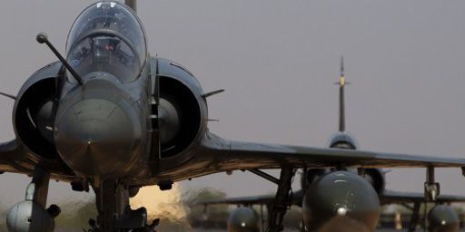 Avions de combat français Mirage 2000 à l'aéroport de Bamako (Mali) le 18 février 2013. (AFP - JOEL SAGET)