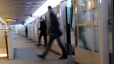 Les agressions sont majoritairement commises "en soirée et l'après-midi" dans les transports en commun, selon le quatrième bilan annuel du ministère depuis l'entrée en vigueur de la loi d'orientation des mobilités. (MIGUEL MEDINA / AFP)