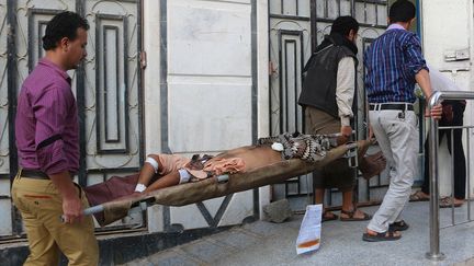 Un homme blessé après des clashs entre les forces yéménites progouvernementales et les rebelles Houthis à Taiz au Yémen, le 21 mars 2016.&nbsp; (ABDULNASSER ALSEDDIK / ANADOLU AGENCY)