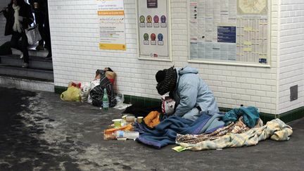 Une femme SDF dans les couloirs du m&eacute;tro parisien, le 8 f&eacute;vrier 2012. (JACQUES DEMARTHON / AFP)