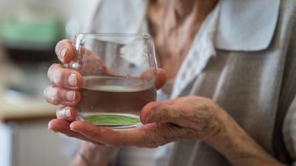 En période de canicule, il est conseillé de boire de l'eau régulièrement. (BONNIERE PASCAL / MAXPPP)