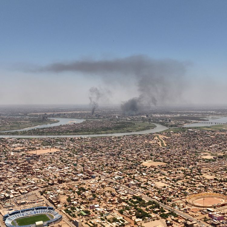 De la fumée s'échappe d'un quartier de Khartoum (Soudan), où des combats entre l'armée et les paramilitaires des Forces de soutien rapide se poursuivent, le 3 mai 2023. (AFP)